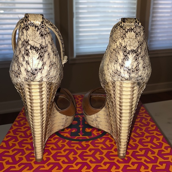 Tory Burch Livia Wedge Sandal, 7.5 - Picture 8 of 8